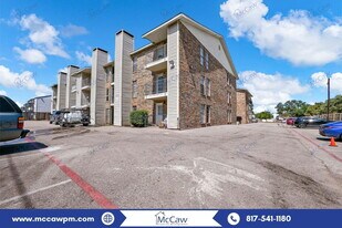 9520 Royal Ln in Dallas, TX - Building Photo