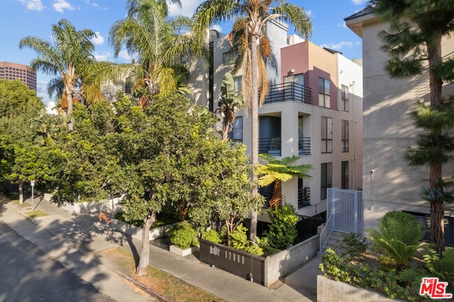 12000 Goshen Ave in Los Angeles, CA - Foto de edificio - Building Photo