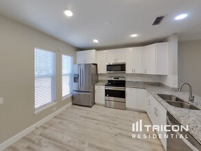445 E Martin Luther King Jr Dr in Tarpon Springs, FL - Building Photo - Building Photo