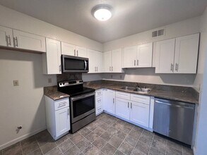 6606 Surfside Way in Sacramento, CA - Building Photo - Building Photo