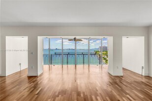 11111 Biscayne Blvd in Miami, FL - Building Photo