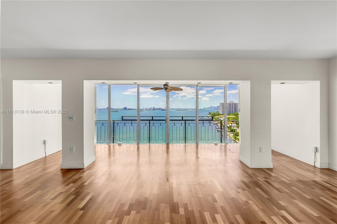 11111 Biscayne Blvd in Miami, FL - Building Photo