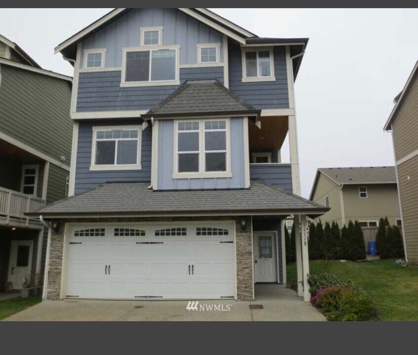 11118 Paine Field Way in Everett, WA - Building Photo