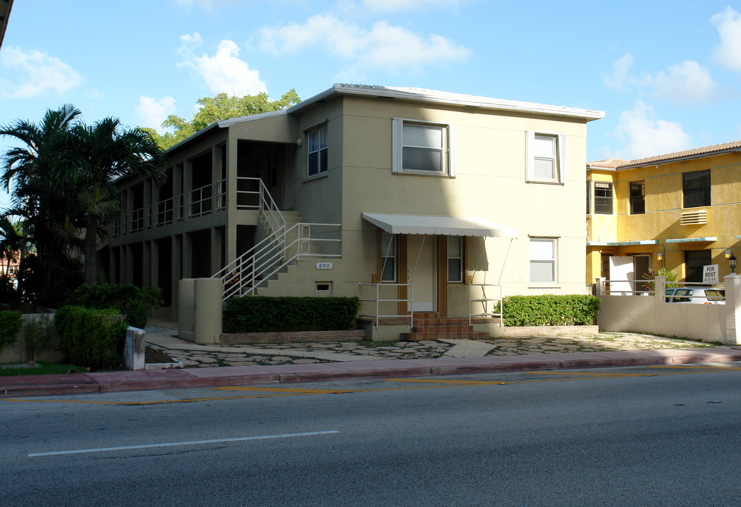 8910 Collins Ave in Miami Beach, FL - Building Photo