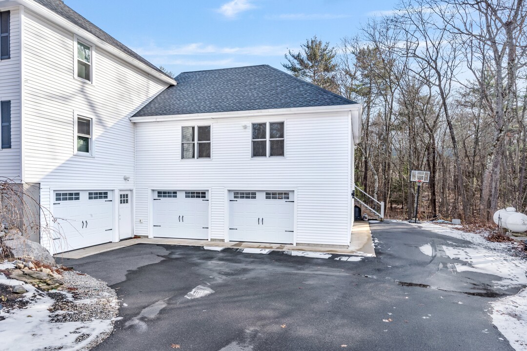 6 Hazelnut Ln, Unit Garage Apt in Londonderry, NH - Building Photo