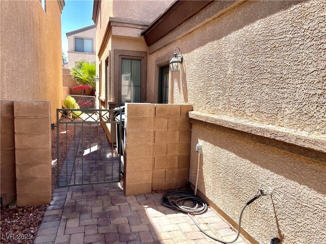 8233 Strawberry Spring St in Las Vegas, NV - Building Photo - Building Photo