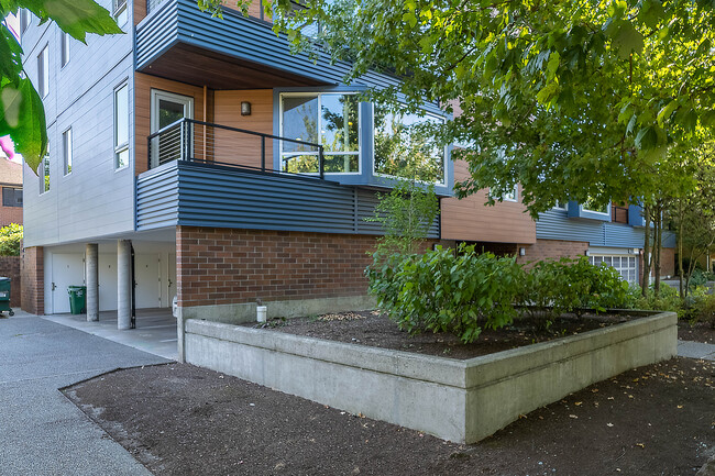 2328 Fairview Ave E in Seattle, WA - Foto de edificio - Building Photo