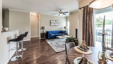 2898 W Baker Rd in Baytown, TX - Foto de edificio - Building Photo