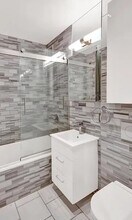 403 E 13th St, Unit 3E in New York, NY - Foto de edificio - Building Photo