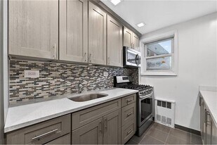 66-92 Selfridge St in Queens, NY - Building Photo