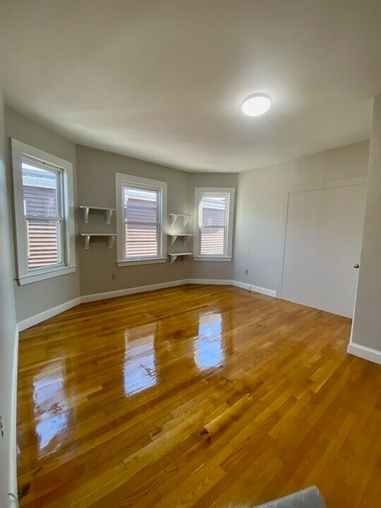 32 Victory Rd in Boston, MA - Building Photo