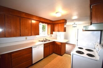 865 E St in Lebanon, OR - Building Photo - Building Photo