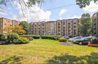 25735 Lorain Rd, Unit 18 in North Olmsted, OH - Building Photo