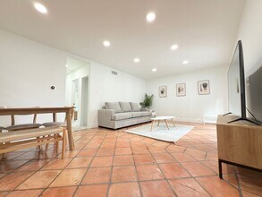 9501 N Clybourn Ave in Los Angeles, CA - Building Photo - Building Photo