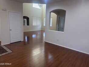 2234 W Peak View Rd in Phoenix, AZ - Foto de edificio - Building Photo