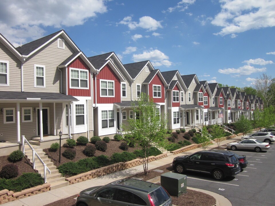 2436 N Berkshire Rd in Charlottesville, VA - Building Photo