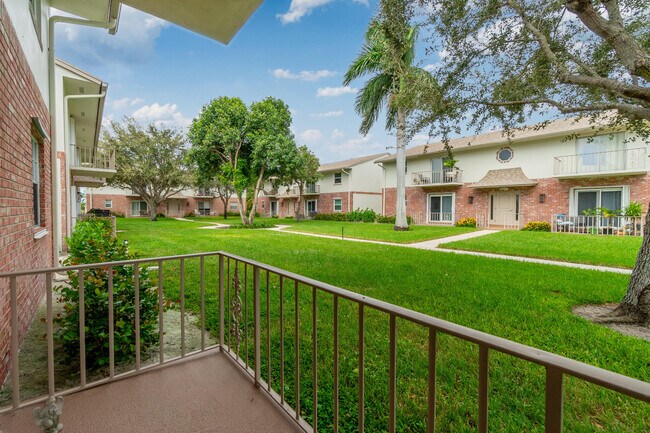 2025 S Seacrest Blvd in Boynton Beach, FL - Building Photo - Building Photo
