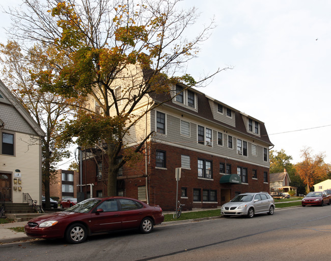 712 Washtenaw Ave in Ypsilanti, MI - Foto de edificio - Building Photo