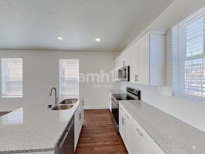 6092 W South Jordan Pky in South Jordan, UT - Foto de edificio - Building Photo