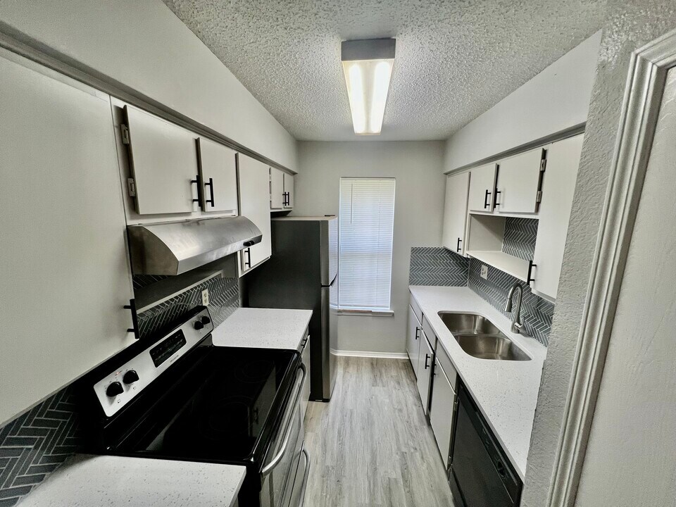 1936 Bernice St in Haltom City, TX - Foto de edificio