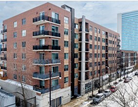 873 N Larrabee St, Unit 201 in Chicago, IL - Foto de edificio - Building Photo
