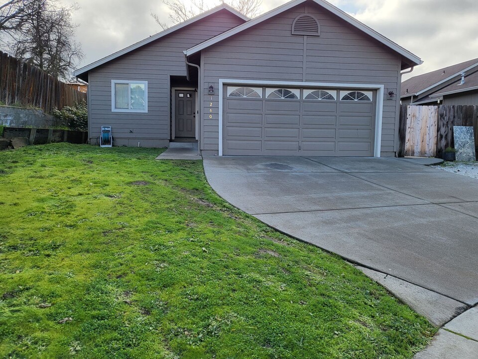 1260 Rockingham Pl in Grants Pass, OR - Building Photo