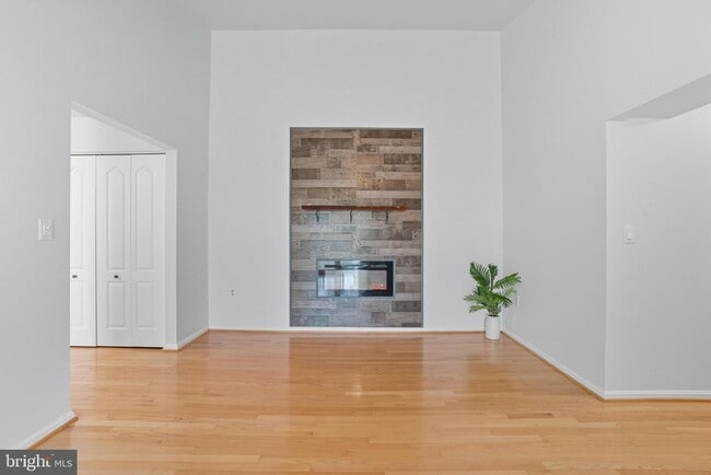 8399 Montgomery Rd in Ellicott City, MD - Foto de edificio - Building Photo