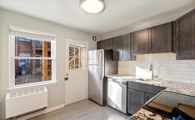 2112 W Farragut Ave in Chicago, IL - Building Photo - Building Photo