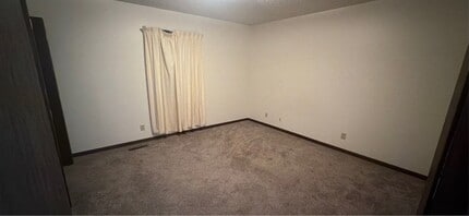 524 Breezy Point Dr in Clinton, IA - Building Photo - Building Photo