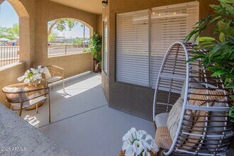 5401 E Van Buren St in Phoenix, AZ - Foto de edificio - Building Photo