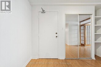 720 Spadina Ave. in Toronto, ON - Building Photo - Building Photo