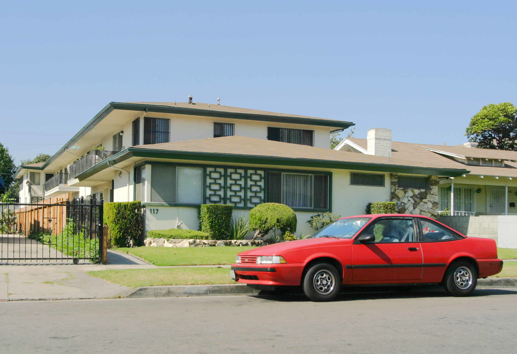 117 E Buckthorn St in Inglewood, CA - Building Photo