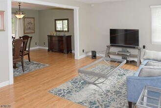 16 Manor Rd in Livingston, NJ - Building Photo - Building Photo