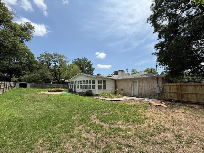1918 W Wedington Dr, Unit 206 in Fayetteville, AR - Building Photo - Building Photo
