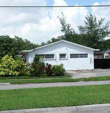 795-799 NE 121st St in Miami, FL - Building Photo - Building Photo