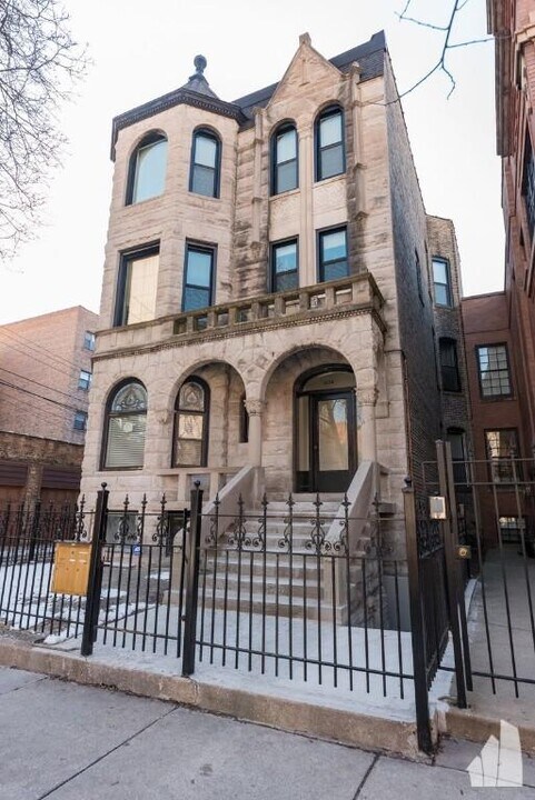 3152 N Pine Grove Ave in Chicago, IL - Foto de edificio