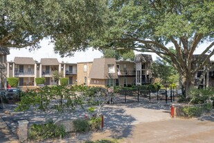 Braeswood Park Condominiums in Houston, TX - Building Photo