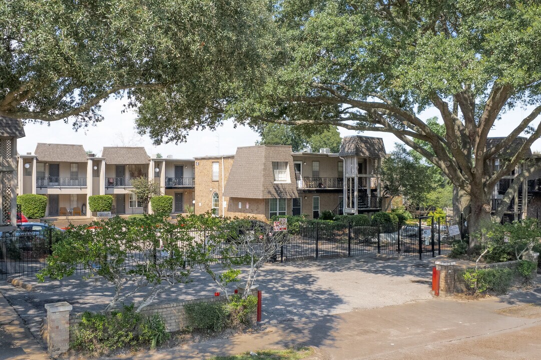 Braeswood Park Condominiums in Houston, TX - Building Photo