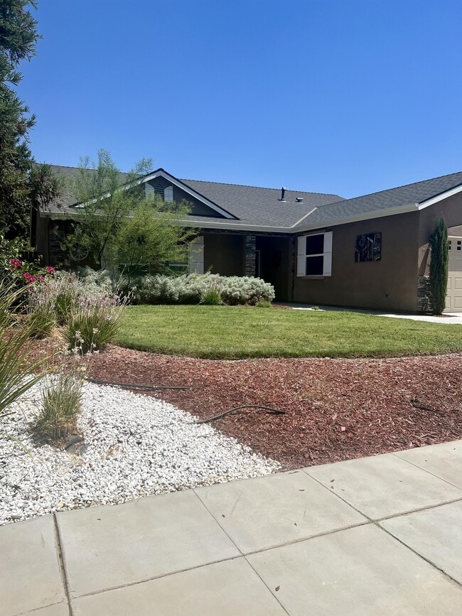 233 Karen Ave in Clovis, CA - Building Photo - Building Photo