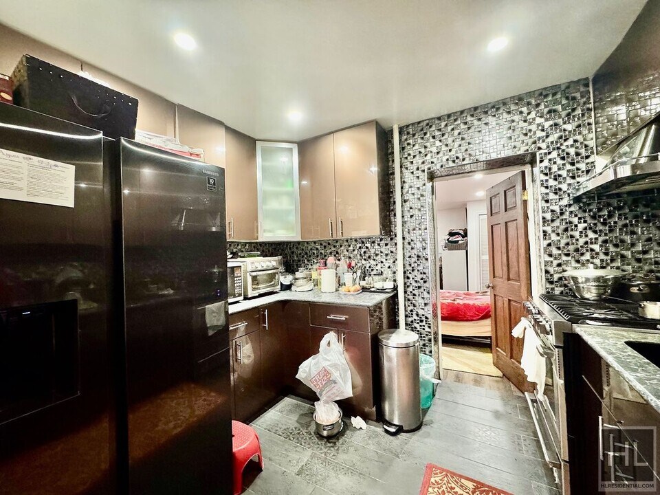 20-52 32nd St-Unit -1 in Queens, NY - Building Photo