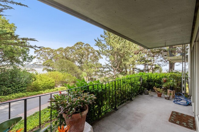 129 Eden Roc, Unit 129 Eden Roc in Sausalito, CA - Foto de edificio - Building Photo