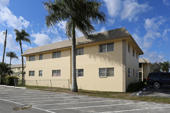 Cypress Apartments in Palm Springs, FL - Foto de edificio - Building Photo