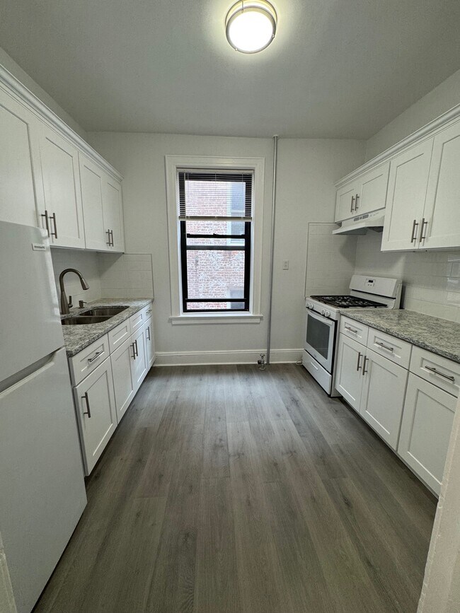 21-43 29th St, Unit 3A in Queens, NY - Foto de edificio - Building Photo