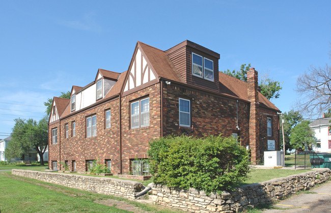 The Gables in Topeka, KS - Building Photo - Building Photo