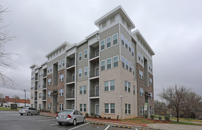 Gateway Apartments in Winston-Salem, NC - Foto de edificio - Building Photo