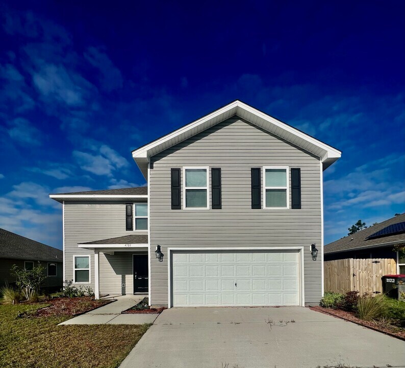 4703 Windsor Park Ln in Callaway, FL - Building Photo