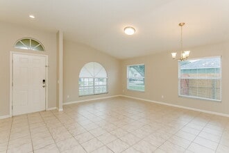 1464 Lake Shore Ranch Dr in Seffner, FL - Building Photo - Building Photo