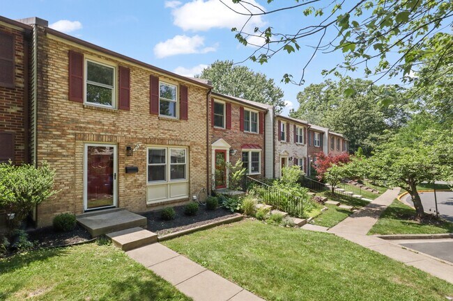 125 W Annandale Rd in Falls Church, VA - Building Photo - Building Photo