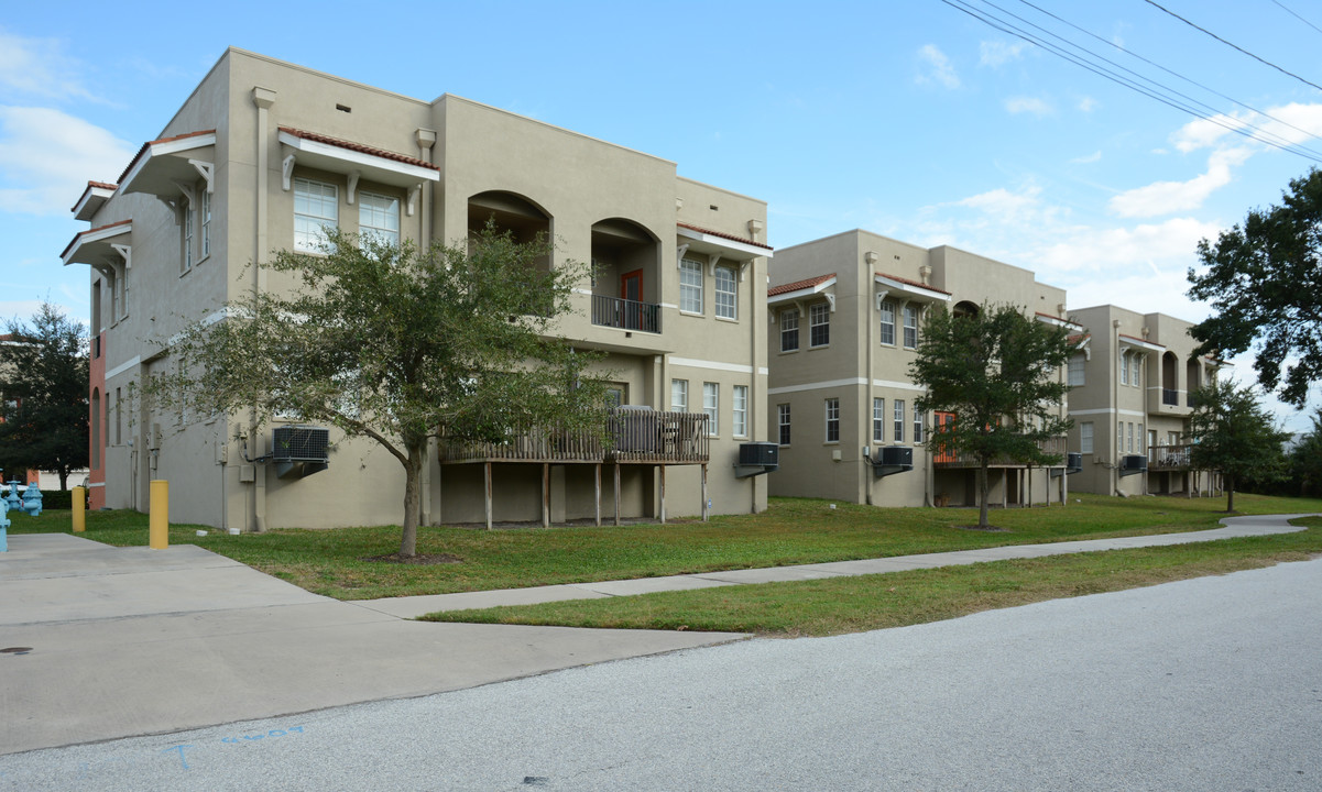 15 Townhomes in Apollo Beach, FL - Building Photo