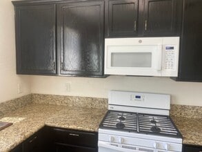 2237 W Wall Ct in Porterville, CA - Building Photo - Building Photo